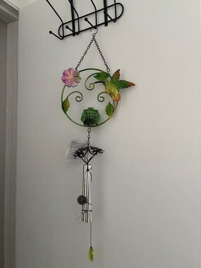 NWT- Green Metal Hummingbird SOLAR Light Up Wind Chime- with Pink Flower